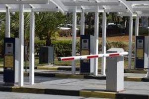 Estacionamento coberto com cancelas automáticas e totens de pagamento em várias baias de entrada