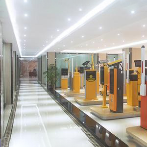 Corredor de showroom com cancelas e catracas de controle de acesso em exposição