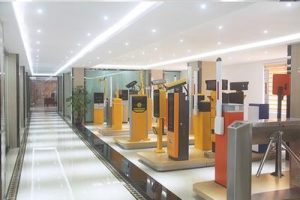 Showroom com diversos modelos de catracas, cancelas e totens de controle de acesso expostos em corredor iluminado