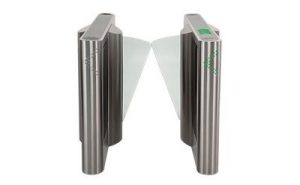 Catraca eletrônica tipo wing gate com duas colunas em aço inox e portas de vidro que se abrem para liberar a passagem