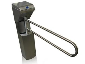 Catraca eletrônica de braço articulado em aço inox, com braço curvo que se abre lateralmente para liberar a passagem