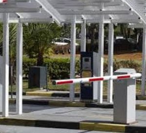 Cancela automática para controle de acesso de veículos em estacionamento