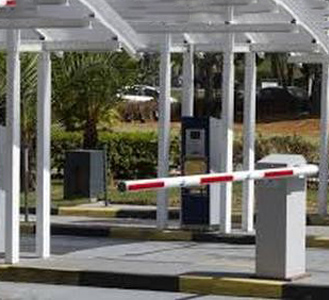 Cancela automática para controle de acesso de veículos em estacionamento