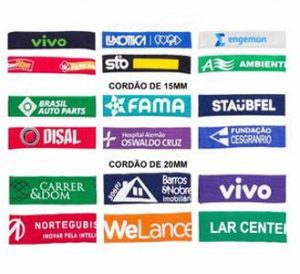 Cordões personalizados de 15mm e 20mm com logotipos de diferentes empresas