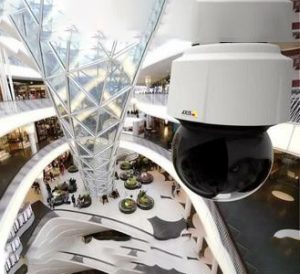Câmera dome AXIS instalada em teto de shopping para monitoramento