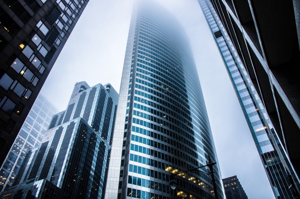 Vista de prédios corporativos altos, representando soluções de controle de acesso para edifícios