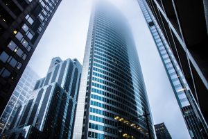 Vista de prédios corporativos altos, representando soluções de controle de acesso para edifícios