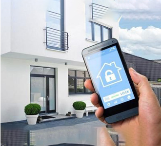Mão segurando smartphone com aplicativo de controle de acesso de uma casa ao fundo