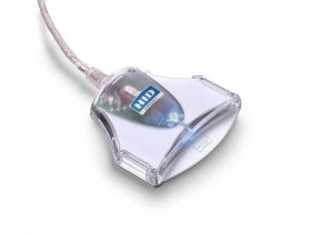 Leitora HID Omnikey 3021 USB transparente com cabo, vista em ângulo sobre fundo branco