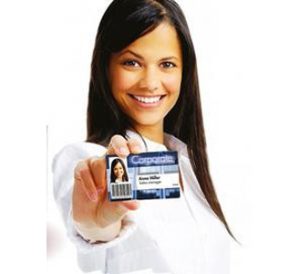 Mulher segurando crachá corporativo de identificação