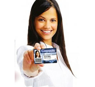 Mulher segurando crachá corporativo de identificação