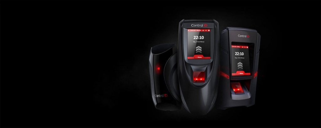 Três terminais de biometria Control iD na cor preta com tela touchscreen exibindo o horário e leitor biométrico iluminado em vermelho