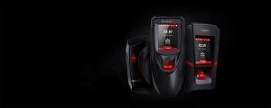 Três terminais de biometria Control iD na cor preta com tela touchscreen exibindo o horário e leitor biométrico iluminado em vermelho