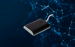 Leitora HID Omnikey preta sobre fundo azul digital com rede de pontos conectados representando conectividade